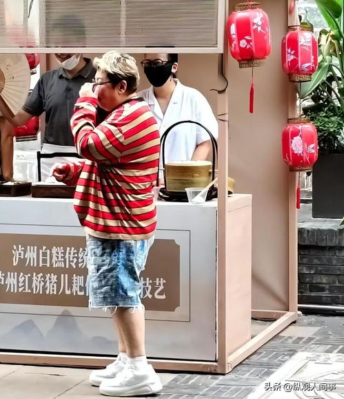 韓紅低調(diào)逛地?cái)偙慌加?，休閑打扮引網(wǎng)友熱議